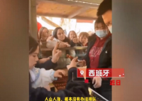 中国人在西班牙卖糖葫芦1串30元  又想骗我去卖糖葫芦