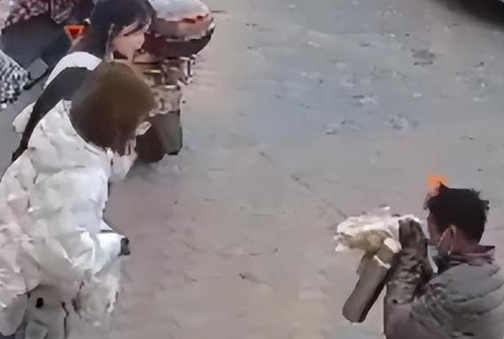 男子拿被赠饼干换烟遭拒后踩碎 这份善良被践踏得稀碎