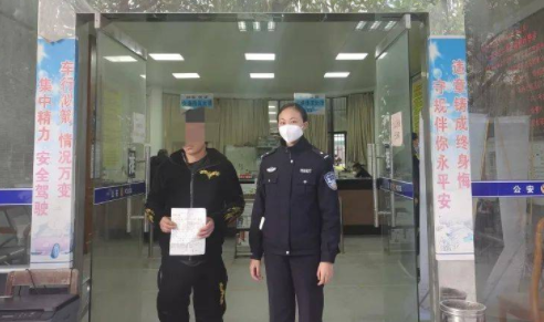 男子侮辱交警后辩称自己没文化 大家要对自己的言论负责