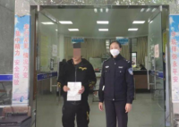 男子侮辱交警后辩称自己没文化 严重损害人民警察的形象和声誉