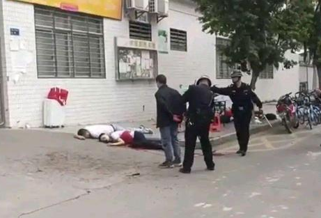 广东东莞一电子厂门口现凶杀案 现场看到有人已倒在血泊里