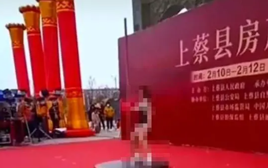 人民网:钢管舞表演何以让人意乱情迷 折射出大众的复杂心态