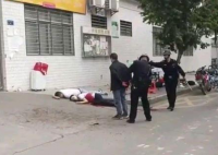 广东东莞一电子厂门口现凶杀案 现场看到有人已倒在血泊里