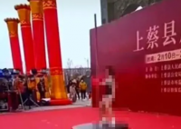 人民网:钢管舞表演何以让人意乱情迷 折射出大众的复杂心态