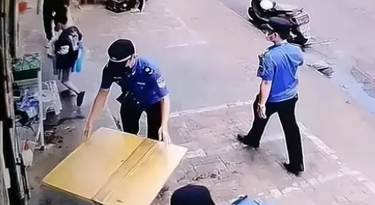官方回应城管收走孩子写作业桌子 究竟影响了什么市容