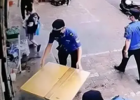 官方回应城管收走孩子写作业桌子 究竟影响了什么市容