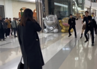 女生挤进人群吃瓜 男友突然出现求婚 自己则被一名女生给领到了舞团的面前