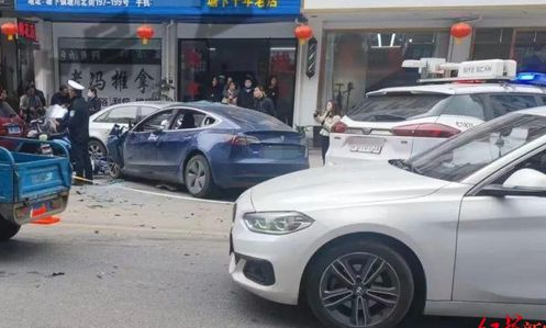 特斯拉飞速追尾公交 车头被撞稀烂 现场满地都是碎片