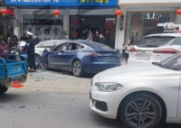 特斯拉飞速追尾公交 车头被撞稀烂 现场满地都是碎片