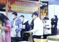 高校鼓励学生早起7点前早餐半价 每天早起吃早餐的学生多了