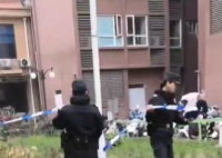 男孩在顶楼玩耍疑踩空从32楼坠亡 是真的正常坠亡吗