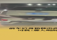 行驶中小车后备箱塞人露双脚 到底是怎么回事