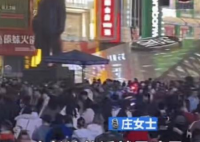 长沙凌晨1点马路人流量惊人 爱泡夜店的和外地游客