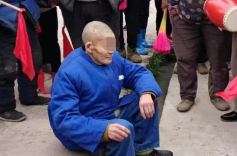 老人去世后现身 亲属曾认尸没敢靠近 至于当年那名死者真实身份是谁，有待继续排查