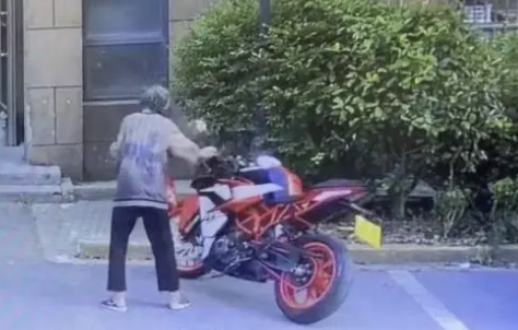 老人推倒摩托后去世 继承人被起诉 肇事老人的继承人至今未露面