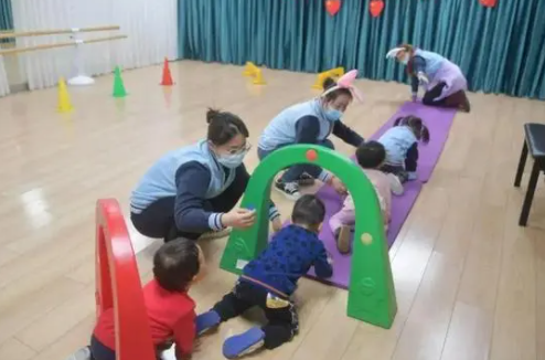 “一孩难求”的幼儿园将何去何从? 低生育直接威胁到幼儿园的生死存亡