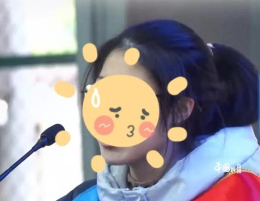 女生因百日誓师发言表情被网暴 但600多分的成绩真的很耀眼