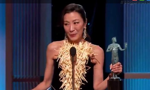 杨紫琼获美国演员工会奖最佳女主角 在颁奖晚会上喜极而泣
