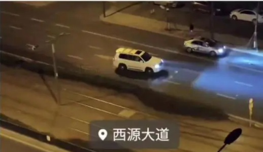 成都街头越野车来回追撞小轿车 公安机关正全力抓捕涉嫌盗窃的犯罪嫌疑人