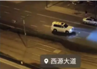 成都街头越野车来回追撞小轿车 公安机关正全力抓捕涉嫌盗窃的犯罪嫌疑人