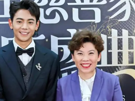 丁真和邓亚萍一起走红毯 丁真因为淋过雨，所以努力坚持为他人撑伞
