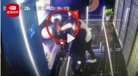 女子KTV遭陌生男子袭胸 警方回应 已接到报警，正在找嫌疑人
