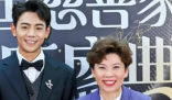 丁真和邓亚萍一起走红毯 丁真因为淋过雨，所以努力坚持为他人撑伞