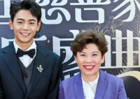 丁真和邓亚萍一起走红毯 丁真因为淋过雨，所以努力坚持为他人撑伞