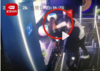 女子KTV遭陌生男子袭胸 警方回应 已接到报警，正在找嫌疑人