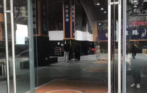 儿子篮球班倒闭家长花1000万买下  这样的父母真的豪横