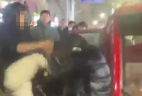 女孩当街殴打三轮车阿姨 警方介入  因为什么事起了纠纷