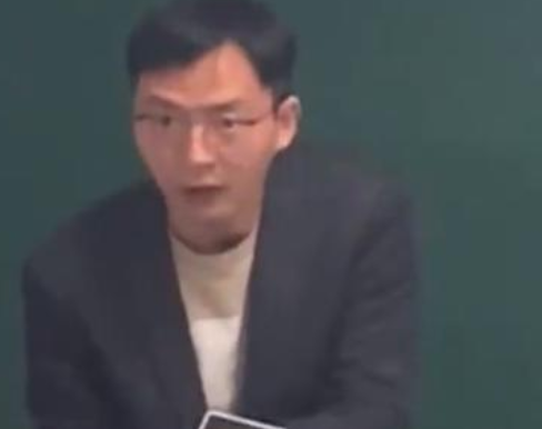 大学老师撞脸高启盛  这下学生得好好听课了