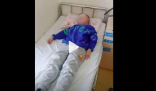 男童被幼儿园关办公室一天:不给水喝  学校做法未免太过激了