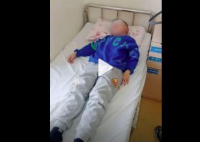 男童被幼儿园关办公室一天:不给水喝  学校做法未免太过激了