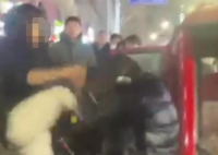 女孩当街殴打三轮车阿姨 警方介入  因为什么事起了纠纷