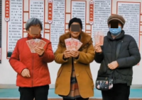 村庄每月给60岁以上老人发钱  让很多网友直呼羡慕