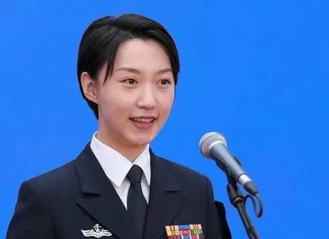 辽宁舰90后女少校回应走红 真是又美又飒
