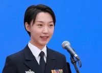 辽宁舰90后女少校回应走红 真是又美又飒