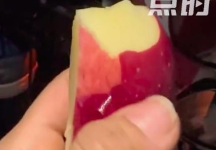 女子称水果店买到双皮苹果 满大街都写着苹果贴膜，原来是真的