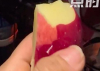 女子称水果店买到双皮苹果 满大街都写着苹果贴膜，原来是真的