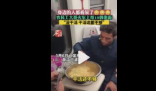 农民工大哥火车上用盆炫10袋泡面  认真干饭的人