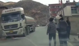 男子驾车4分钟遇3次村民拦车要红包  这年头还有人收过路费？
