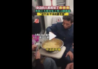 农民工大哥火车上用盆炫10袋泡面  认真干饭的人
