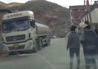 男子驾车4分钟遇3次村民拦车要红包  这年头还有人收过路费？