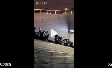 乘客出地铁黄鹤楼站的统一姿势 成了一些人心目中的网红打卡点