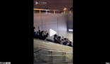 乘客出地铁黄鹤楼站的统一姿势 成了一些人心目中的网红打卡点