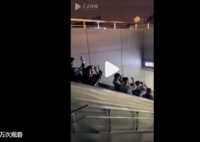 乘客出地铁黄鹤楼站的统一姿势 成了一些人心目中的网红打卡点