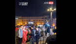 男子辞职摆摊拍照1月内激增14家同行 这是又发现了新商机