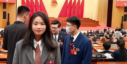 24岁女大学生回村选村长意外当选 利用网红经济“炒热”三家村