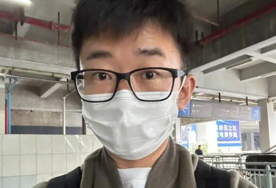 杨迪在高铁站被问是不是学生 听到别人说自己是高中生一定开心到飞起